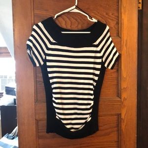 Rouged side black and white shirt sleeved sweater
